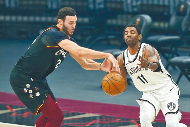 厄文（右）歸隊拿下37分，無奈3巨頭到齊的籃網竟在2度延長後落敗。（美聯社）