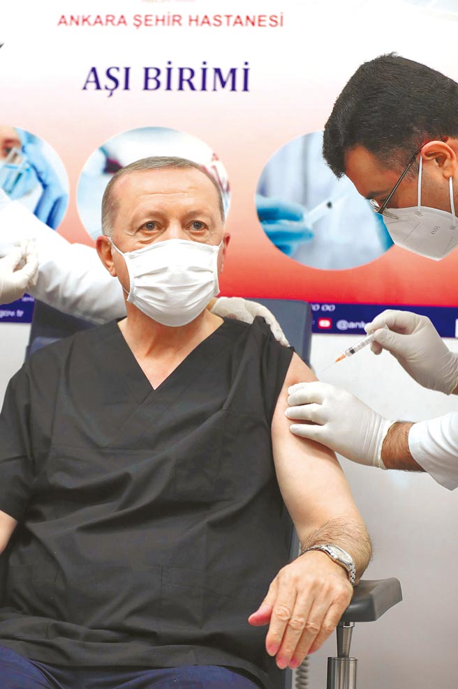 土耳其总统艾尔多安在安卡拉接种中国科兴公司研发的新冠疫苗。（新华社）