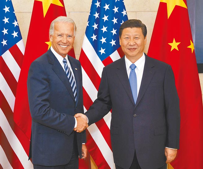 美国总统拜登上台，大陆外交部盼「善良天使战胜邪恶力量」。图为2011年8月时任大陆国家副主席习近平与时任美国副总统拜登在北京会面。（新华社）