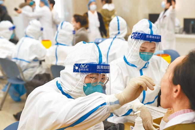 按照上海市疫情防控要求，上海全市各大医院开展全院全员核酸检测工作。在上海交通大学医学院附属瑞金医院，医护人员正在有序进行核酸检测。（中新社）