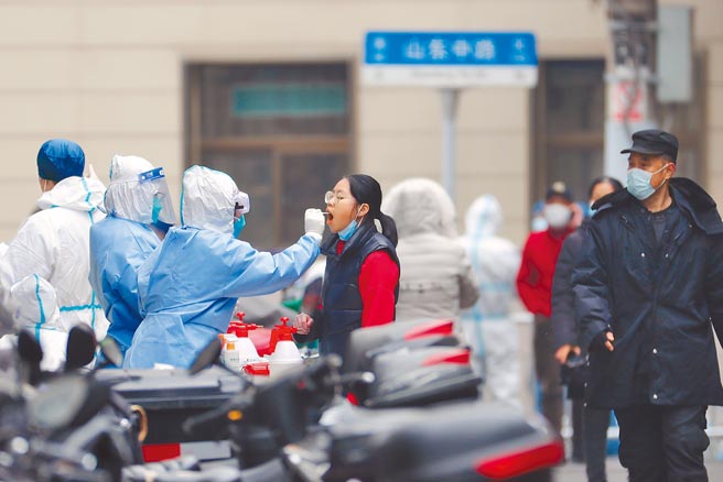 上海21日宣布新增3例新冠確診案例，當天，黃浦區昭通路居民接受核酸檢測。（中新社）