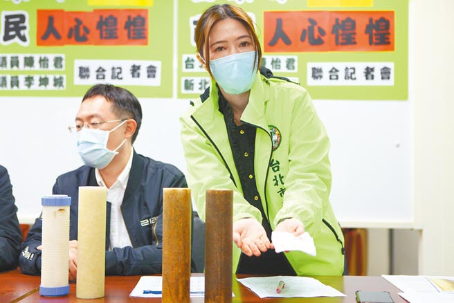 新北市议员李坤城（左）21日带着民眾家里的滤心与台北市议员陈怡君（右）一起出面，争取补偿汰换滤心。（张立勋摄）
