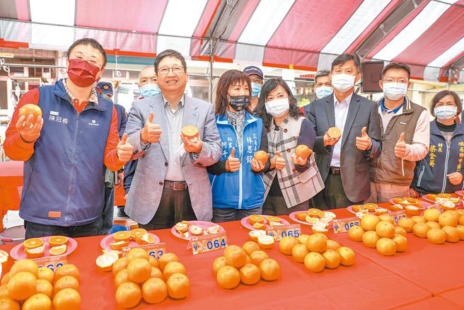 新竹縣長楊文科（左二）品嘗第一名桶柑直說「讚！」（羅浚濱攝）