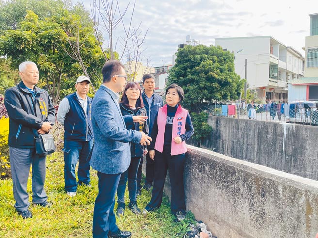 立委杨琼璎（右一）争取施做跨越旱沟人行便桥，提供社区居民直通后里运动公园。（王文吉摄）