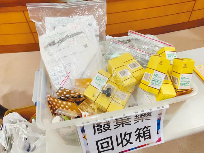 不少老人家将药品放冰箱，以为可以「保鲜」，高医药学部主任王雅玲直呼「母汤（不要）」。（柯宗纬摄）
