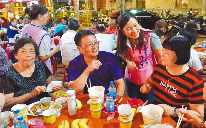 已故高雄巿议会议长许崑源的女儿许采蓁（右二）透过许崑源爱心慈善会勤跑基层。（摘自许采蓁脸书）