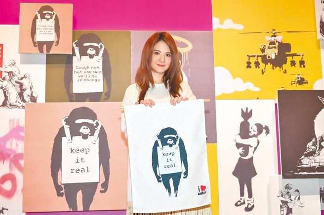 郭静昨到中正纪念堂观展。（宽宏艺术提供）