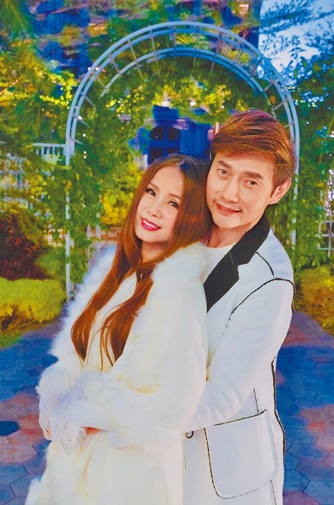 包伟铭（右）20日特地帮老婆刘依纯举办生日派对。（翰森娱乐提供）