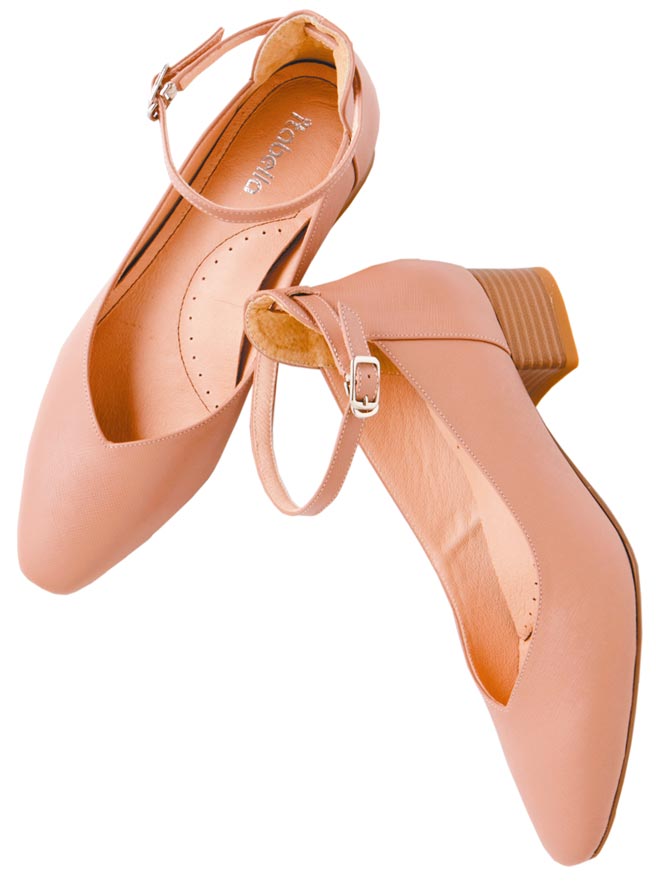 京站的Bellarita真皮素面繞踝低跟鞋，原價4680元，特價1980元，2月1日到16日持本人Q卡及當天單筆滿3000元發票，即可換100元「新年發財金」。（京站提供）