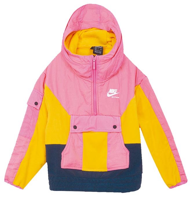 大葉高島屋將於2月12日至2月26日期間推出NIKE kids撞色拼接帽T，原價2180元，特價1290元，限量10件。（大葉高島屋提供）