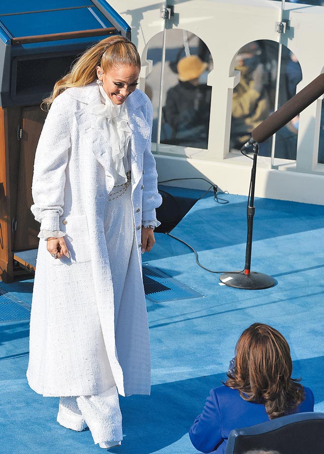 翹臀珍珍妮佛羅培茲身穿2020秋冬CHANEL全白大衣，搭配荷葉領上衣與絲質長褲現身。（美聯社）