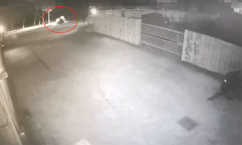 吴男载着江男骑车行经新北市莺歌环河路时,因不明原因擦撞分隔岛,两人伤重不治。 (图由民众提供)