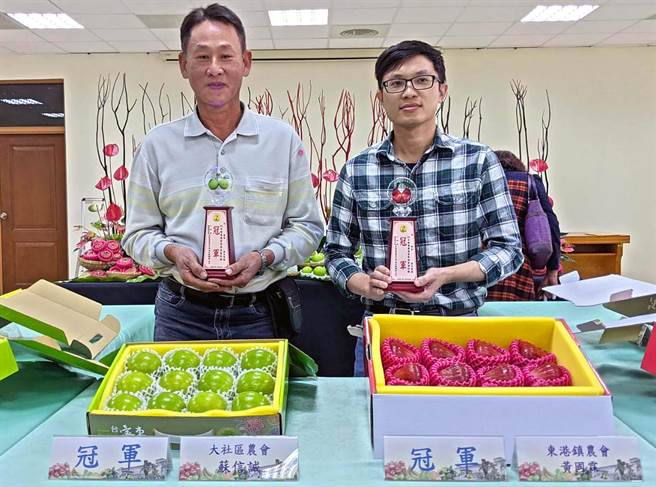 高雄区农业改良场举办「全国莲雾及枣优质管理果园评鑑」，莲雾冠军由屏东东港农友黄国霖（右）夺得，蜜枣冠军由高雄大社农友苏信诚（左）拿下。（潘建志摄）