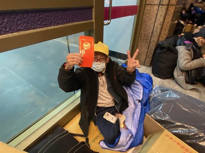 每年都拿到红包的阿伯相当开心，非常感谢旺旺集团三节都来慰问，让他们能饱餐一顿。（游念育摄）