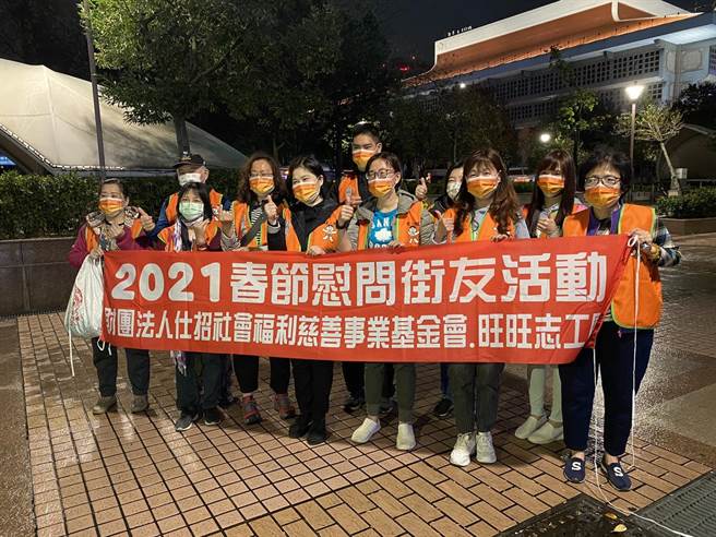 仕招社会福利慈善事业基金会与旺旺志工团23日深夜在台北车站周边夜访街友，发放春节慰问金。（游念育摄）