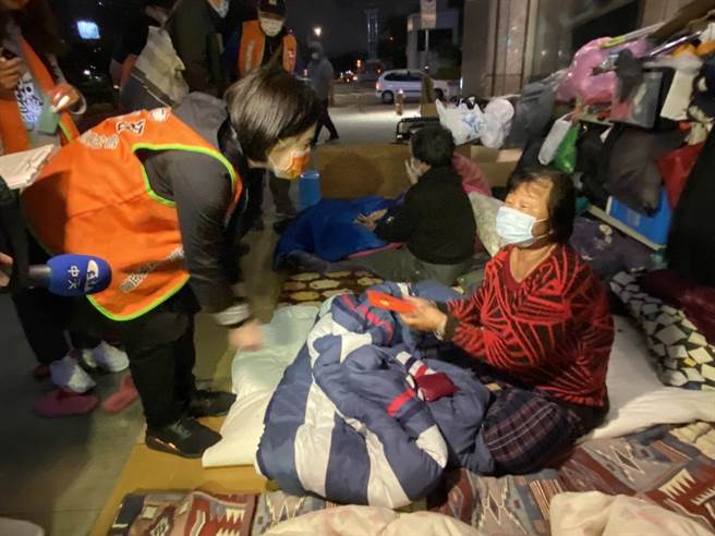 仕招社会福利慈善事业基金会经理徐海伦（左）亲自发送红包，关怀街友。（游念育摄）