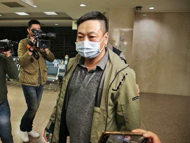 涉嫌以不实政府机关採购报价单向公司取得低价软体产品，图利自己友好经销商的台湾微软离职经理张铭芳，台北地检署检察官声请羁押禁见，北院裁定交保，抗告后，高院撤销发回重裁。（杜宜谙摄）