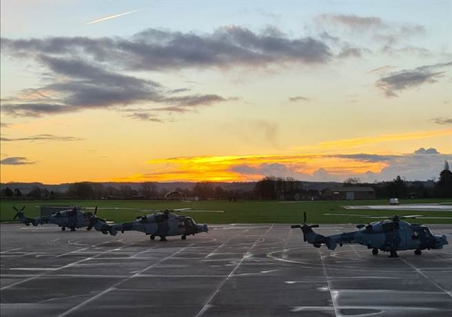英直升机飞行员在基地宿舍金屋藏娇达2周，而该女被怀疑是大陆间谍。(图/伊奥维顿皇家海军航空站推特)