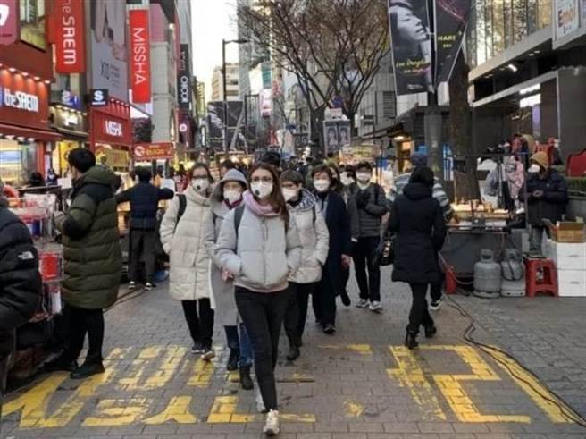 新冠疫情期间居家工作减少外出，被许多韩国人认为是进行整形手术的绝佳机会，意外造成了疫情期间整形业的繁荣。（图／腾讯网）