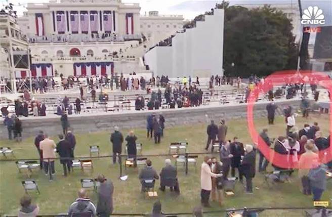 A netizen on Facebook provided a screenshot of the CNBC TV live broadcast in the United States.  The image clearly marked the place where Xiao Meiqin stood at Biden's inauguration ceremony.  It is clear that Xiao Meiqin is taking photos on the spot, and her dress style, color, and position related to the scene. The photos posted by Xiao Meiqin are very consistent.  (Photo / Facebook)