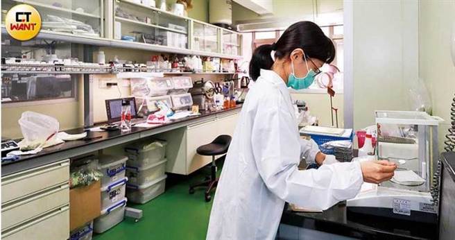 为防中药材有重金属或农药问题，百鲜添购设备自行检验。（图／马景平摄）