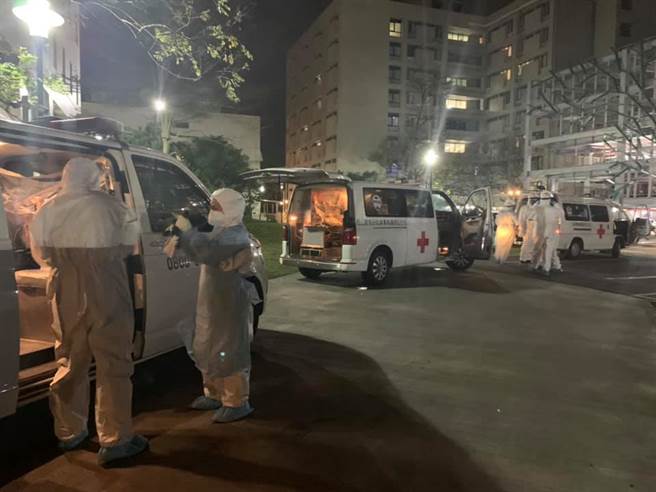 部桃醫護全副武裝，深夜警戒區住院患者轉，照片感動千人。（圖／翻攝自柳育漢臉書）