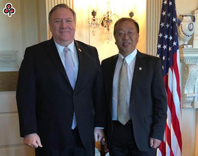 陆媒《环时》社评称须将蓬佩奥之流从中美关系彻底删除。图为2020年7月23日美国前国务卿蓬佩奥与其首席中国政策和规画顾问余茂春。（摘自美国国务院）
