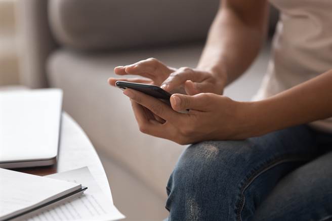 蔡淑君協調和解時發現該學生態度差勁，還對她和其母親怒吼咆嘯，且該生的筆電、手機裡瀏覽紀錄都是成人網站。（示意圖/達志影像/Shutterstock提供）