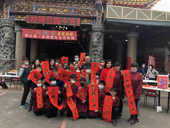 斗六市公诚国小书法队学生到学区内的大乾宫义写春联。（县议员王又民提供）
