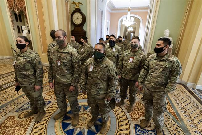 美国前任总统川普的支持者本月6日闯入国会大厦后，当局在华府採取前所未见的维安措施，包括架设有刺铁丝网的围栏以及国民兵（National Guard）检查站。(图/美联社)