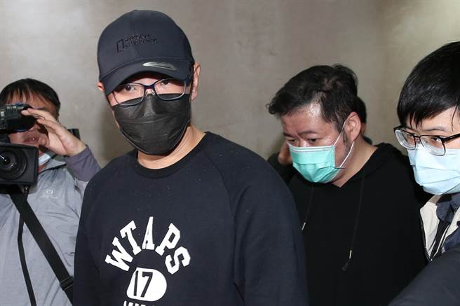 群益投信炒股案，人头帐户提供者林彦合（左一）、统一证券营业员张志豪（左二）检察官复讯后分别谕令以100万、10万元交保。（姚志平摄）