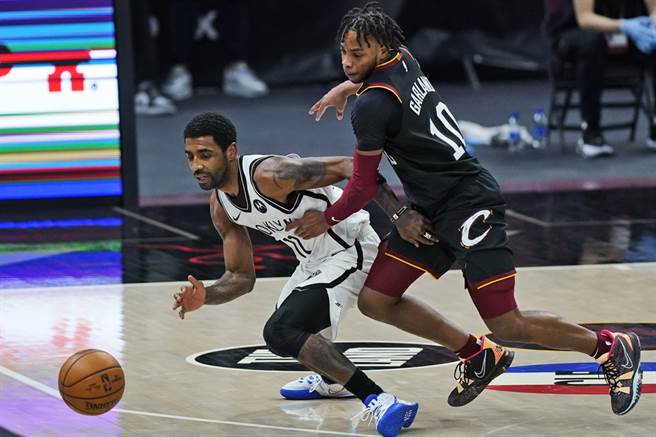 篮网后卫厄文(左)跟骑士后卫加兰争抢掉球，两人互不相让。(美联社)