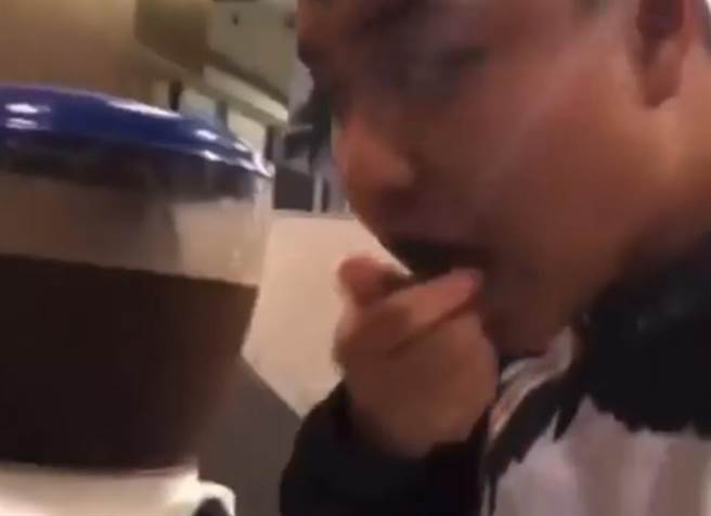 男子將疑似檳榔渣的東西，丟進餐廳果汁機。（翻攝爆料公社）