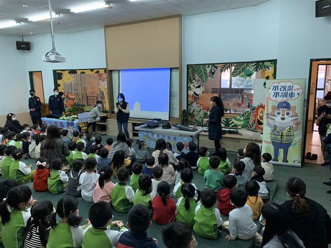 台中市政府警察局第三分局東區分駐所日前下午至轄內幼兒園舉辦「小小警察體驗活動」暨婦幼安全宣導，計有300名小朋友及多位老師熱情參與。（台中市政府警察局第三分局提供／馮惠宜台中傳真）