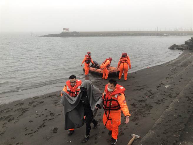 海巡署中部分署第四岸巡隊麥寮機動巡邏站人員、許厝寮安檢所、雲林縣救難協會人員合力救起２名忘情釣魚而忽略漲潮時間的釣客。（海巡署中部分署第四岸巡隊麥寮機動巡邏站提供）