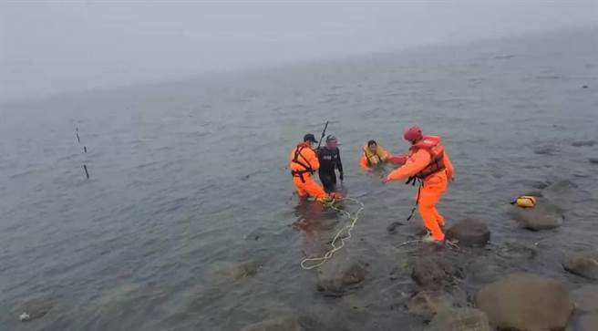 麥寮鄉兩名釣客昨（22日）相約到麥寮鄉許厝寮岸際沙灘釣魚，由於疏忽漲潮時間遭水淹沒至胸口，幸好獲救。（海巡署中部分署第四岸巡隊麥寮機動巡邏站提供）