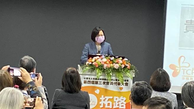 总统蔡英文到中市参加活动，强调面临新的疫情挑战，国人要更谨慎、保持冷静，相信专业、团结落实防疫。（陈淑芬摄）