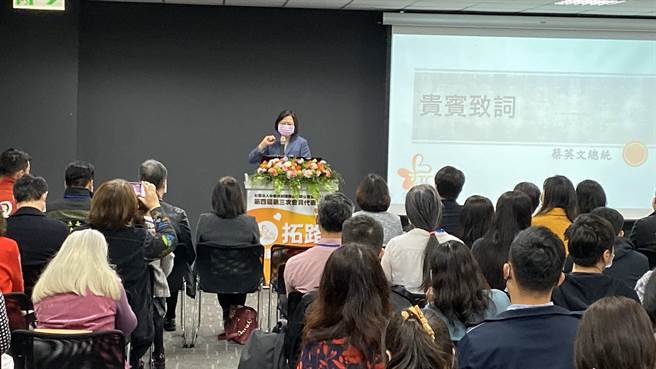 总统蔡英文到中市参加活动，强调面临新的疫情挑战，国人要更谨慎、保持冷静，相信专业、团结落实防疫。（陈淑芬摄）