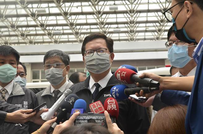 桃园市长郑文灿表示，防疫期间最不缺的就是口水。（赖佑维摄）