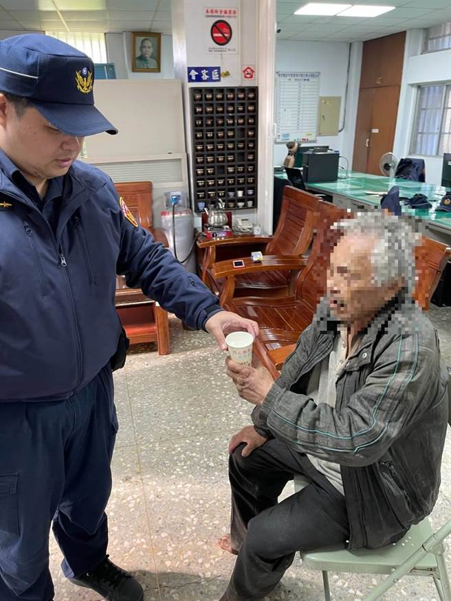 中兴警分局警员行动力十足，协助70失智老翁安全返家。（民眾提供／黄立杰南投传真）