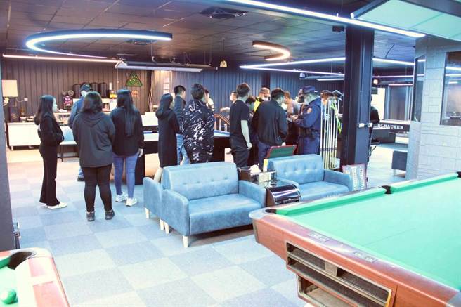 金门警方22日扩大临检，目标锁定网咖、撞球场、电子游乐场，严防青少年飙车、吸毒和吸菸等偏差行为。（警方提供）