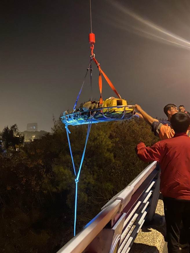 苏男在桥上留遗书轻生，被警消在桥下涵洞寻获，幸运救回1命。（读者提供／程炳璋台南传真）