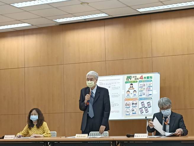 大考中心主任周兆民(中)说明学测第二天第一堂考完后各类试场开启状况(简立欣摄)