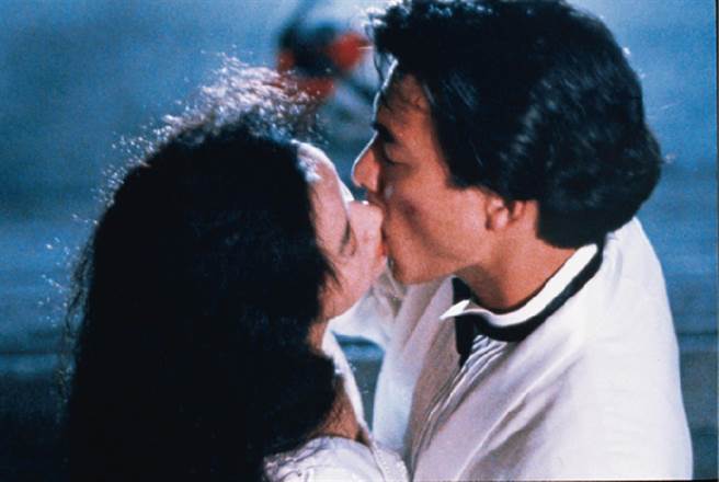 吴倩莲、刘德华在《天若有情》有许多亲密戏。（华映提供）