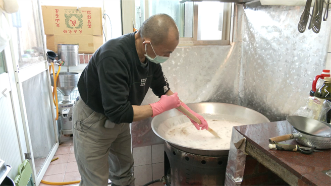 老板在卖粿之前连厨房未曾踏进一步。(摄影/陈宏睿)