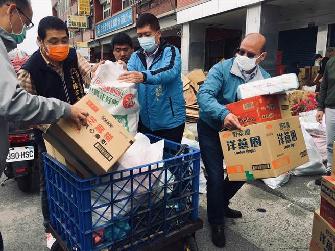 台中市议长张清照（右一）出钱出力，并协助梧栖寒冬送暖活动搬运物资。（王文吉摄）