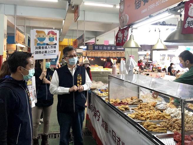 中市府祭出市场防疫8大招，包括戴口罩、摊位清洁、加装透明罩、内用座位隔板、公共区域消毒、出入口酒精消毒、厕所提供清洁用品、加强防疫宣导等。（台中市政府提供／陈世宗台中传真）