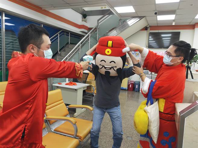 大雅分局举办防抢演练，由员警扮财神爷饰演抢匪。（大雅分局提供／王文吉台中传真）