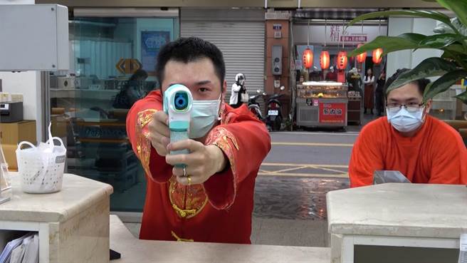 假财神爷以发送「发财金」为由，闯入闹区银行行抢。（大雅分局提供／王文吉台中传真）