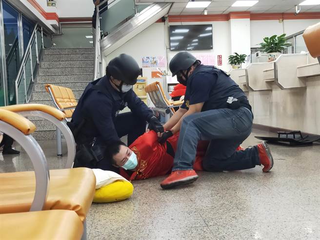 优势警力压制逮捕行抢金融机构的假财神爷。（大雅分局提供／王文吉台中传真）